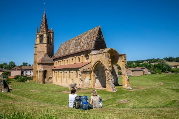 Auvergne-Rhône-Alpes - Loire - Le chemin de Compostelle de Cluny au Puy-en-Velay - Dans le Roannais, l'abbaye de La Bénisson-Dieu.021