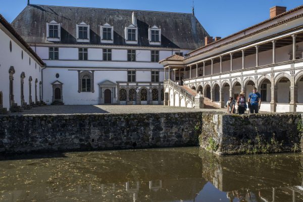 Auvergne-Rhone-Alpes - Haute-Loire - Le chemin de Compostelle de Cluny au Puy-en-Velay - Dans le Forez, au chateau de La Batie d'Urfe-100 (3)-min